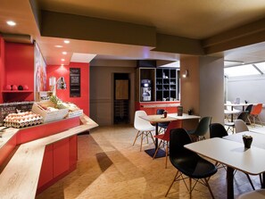 Tägliches Frühstücksbuffet gegen Gebühr
