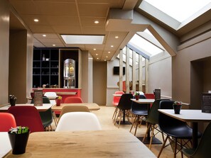 Desayuno buffet diario (EUR 10.50 por persona)