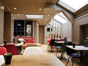 Desayuno buffet diario (EUR 10.50 por persona)