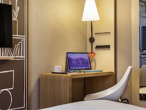 Phòng Tiêu chuẩn, 1 giường đôi | Bàn, khu vực làm việc phù hợp cho laptop, màn/rèm cản sáng