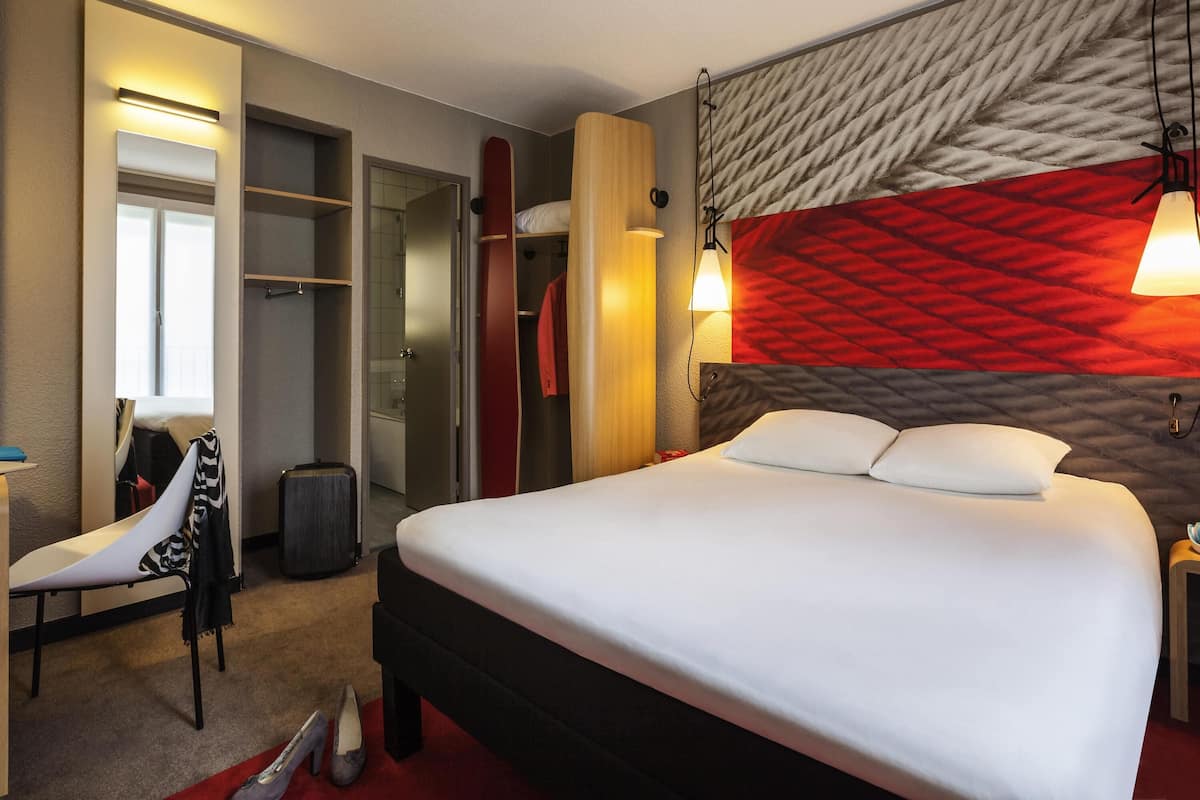 Standardværelse - 1 dobbeltseng | Skrivebord, arbejdsområde til bærbare computere, mørklægningsgardiner