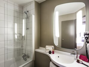Desk, laptop workspace, blackout curtains, soundproofing - ibis Paris Gare de l'Est TGV (Paris)