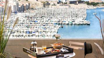 Desayuno completo (EUR 28 por persona)