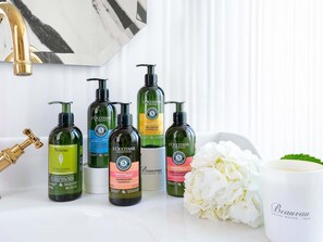 高档床上用品、加厚床垫、迷你吧（备有免费物品）、客房内保险箱