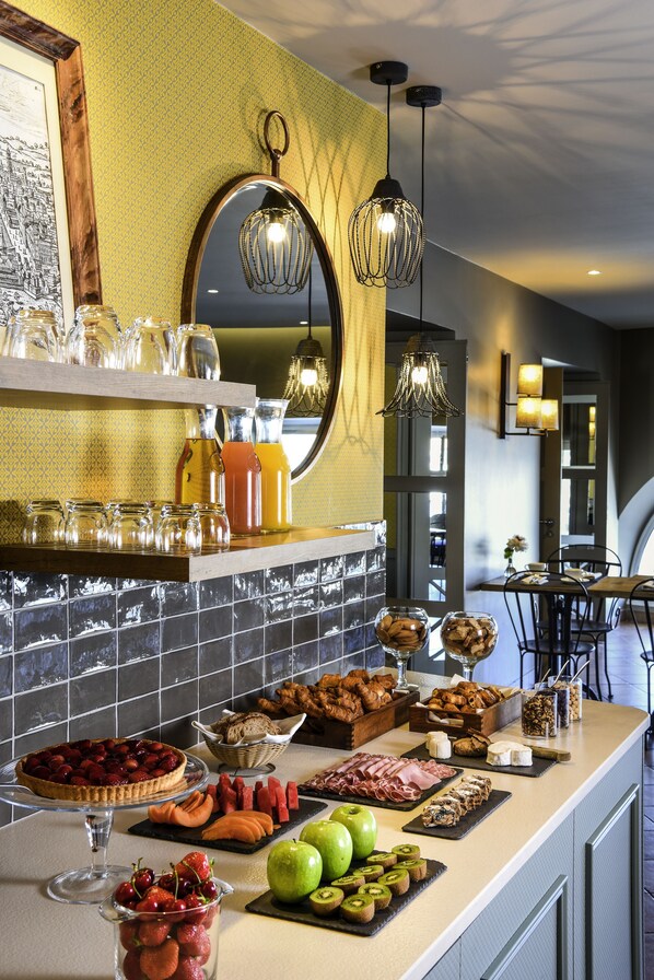 Petit déjeuner complet (28 EUR par personne)