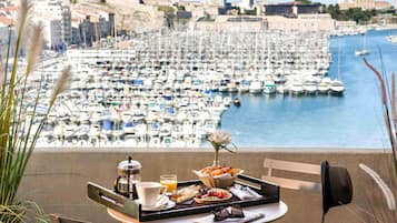 Suite, 1 King Bed, Terrace | Premium bedding, pillow-top beds, free minibar, in-room safe