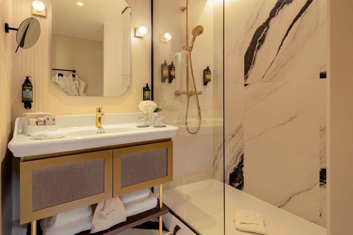 Premium bedding, pillowtop beds, free minibar, in-room safe