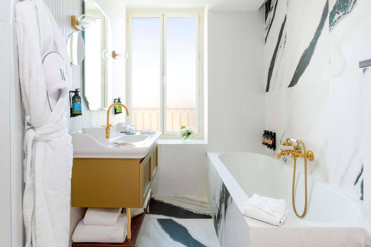 deluxe room, 1 double bed (old port view) | premium bedding, pillow-top beds, free minibar, in-room safe