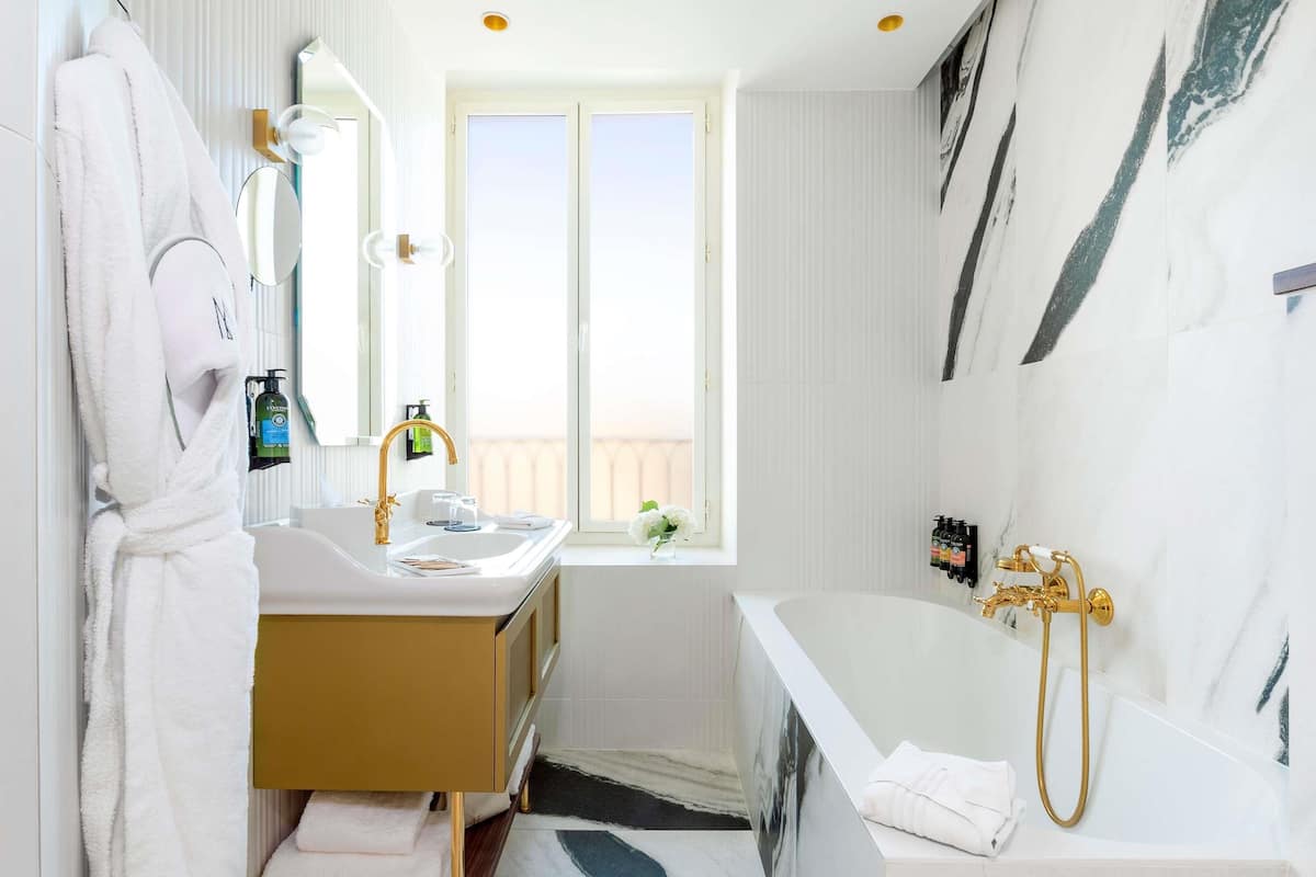 Premium bedding, pillowtop beds, free minibar, in-room safe
