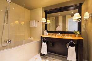 Suite, plusieurs lits, balcon | Salle de bain | Articles de toilette écologiques, sèche-cheveux, peignoirs, chaussons