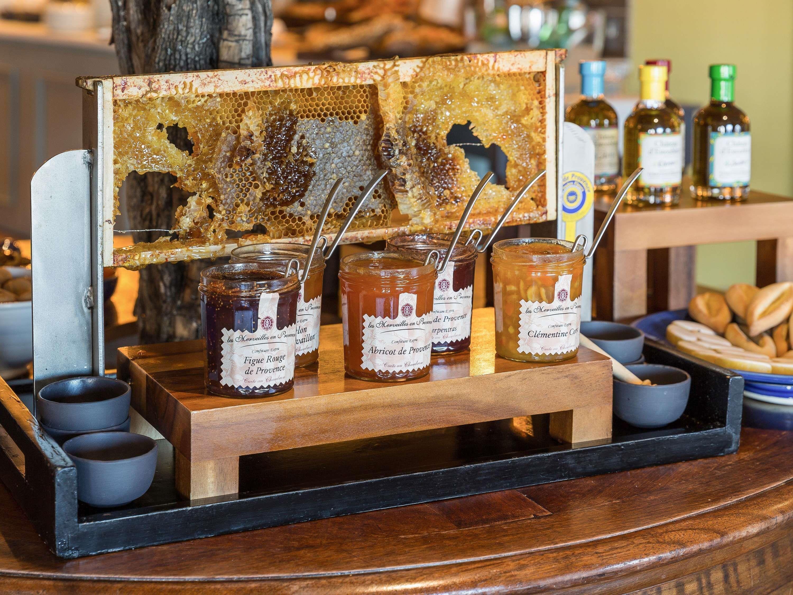 Colazione completa, servita tutte le mattine (28 EUR a persona) 