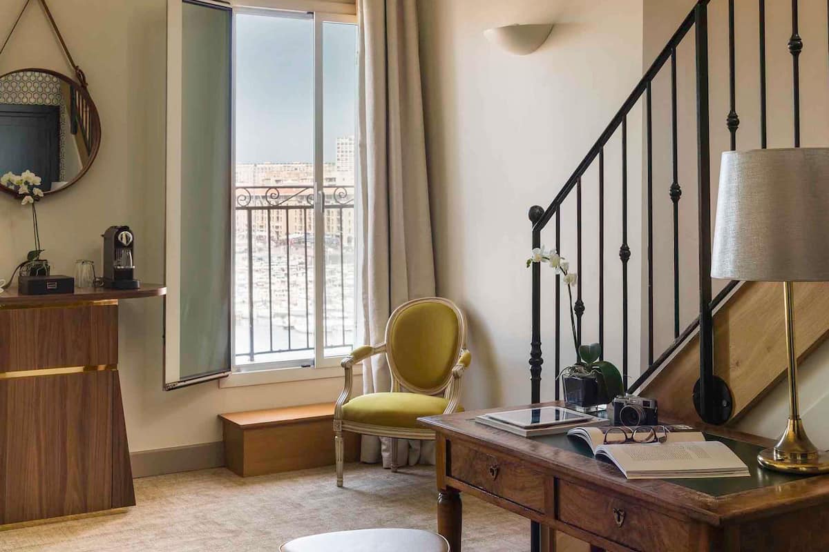 Premium bedding, pillowtop beds, free minibar, in-room safe