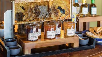 Daily full breakfast (EUR 28 per person)