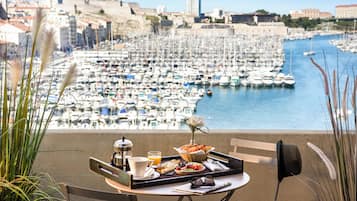 Suite, 1 très grand lit, terrasse | Literie de qualité supérieure, surmatelas