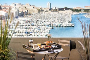 Suite, 1 très grand lit, terrasse | Literie de qualité supérieure, surmatelas