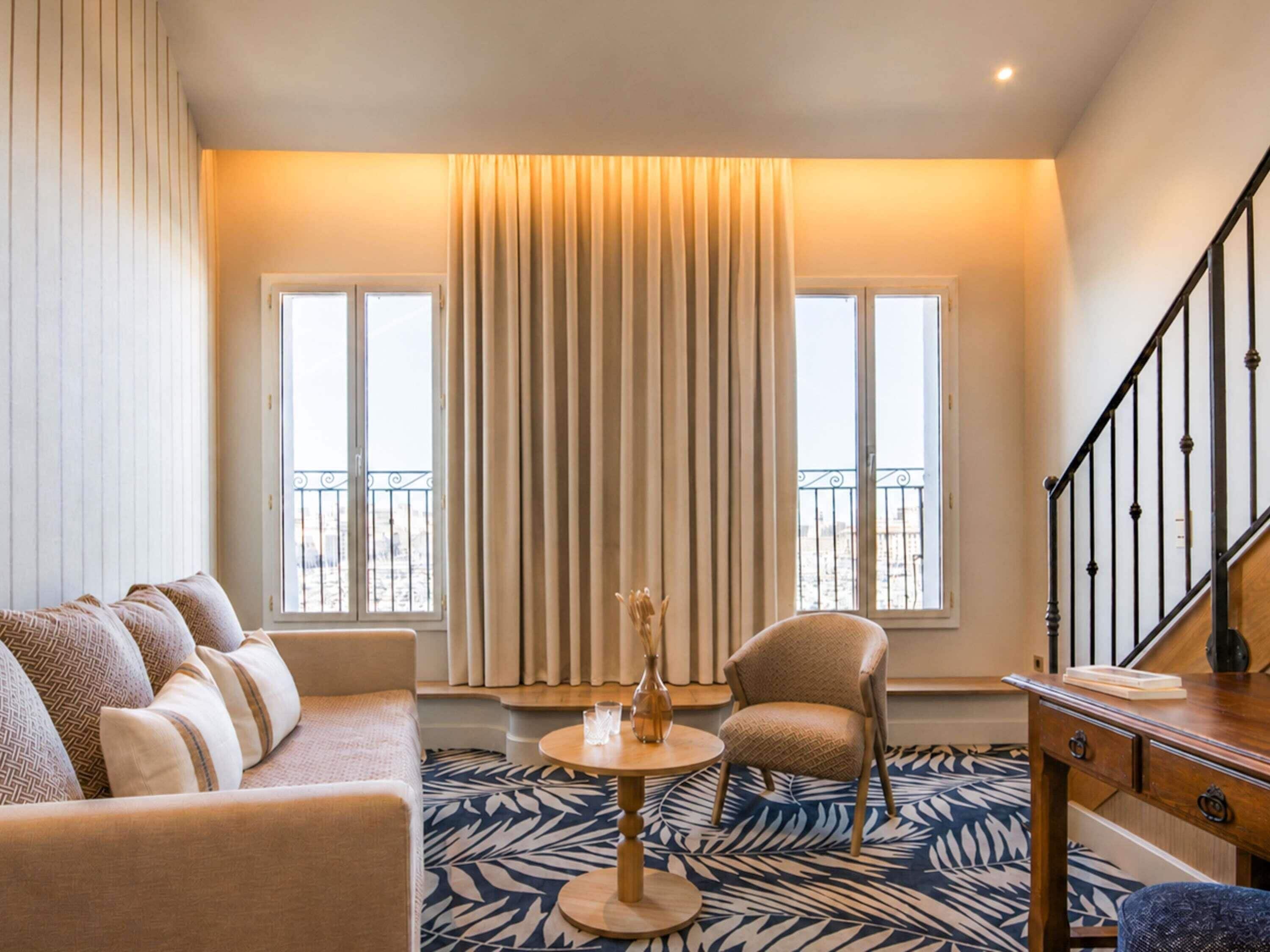 Suite, Multiple Beds, Balcony | Living area
