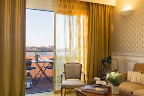 Suite, 1 très grand lit, terrasse | Literie de qualité supérieure, surmatelas