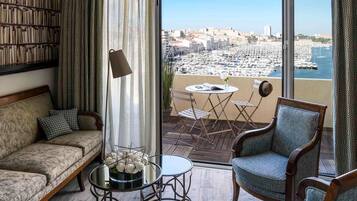 Suite, 1 King Bed, Terrace