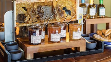 Daily full breakfast (EUR 28 per person)