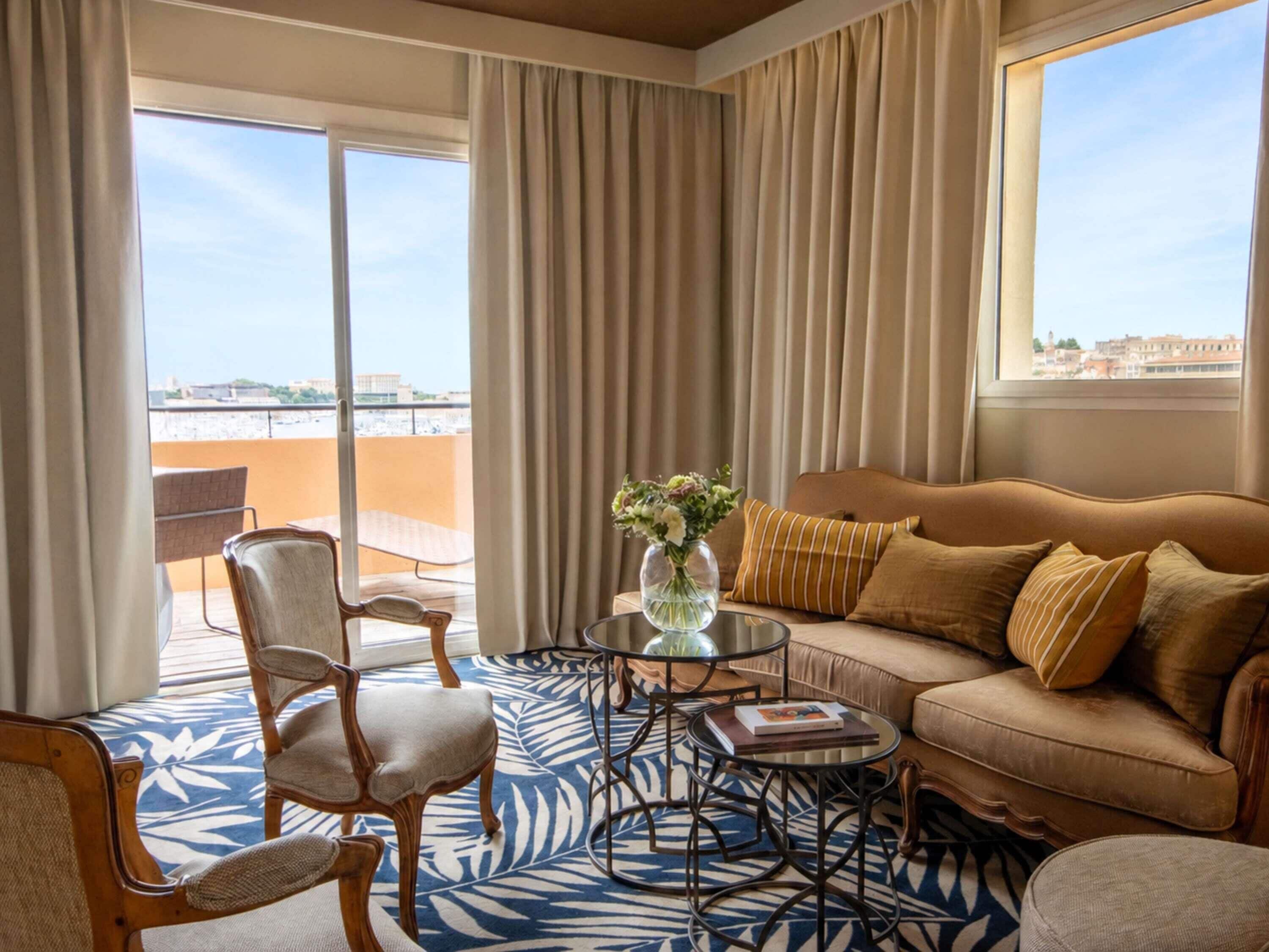 Suite, 1 King Bed, Terrace | Living area