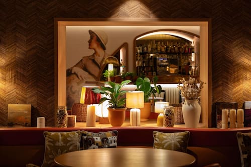 Cocktail bar