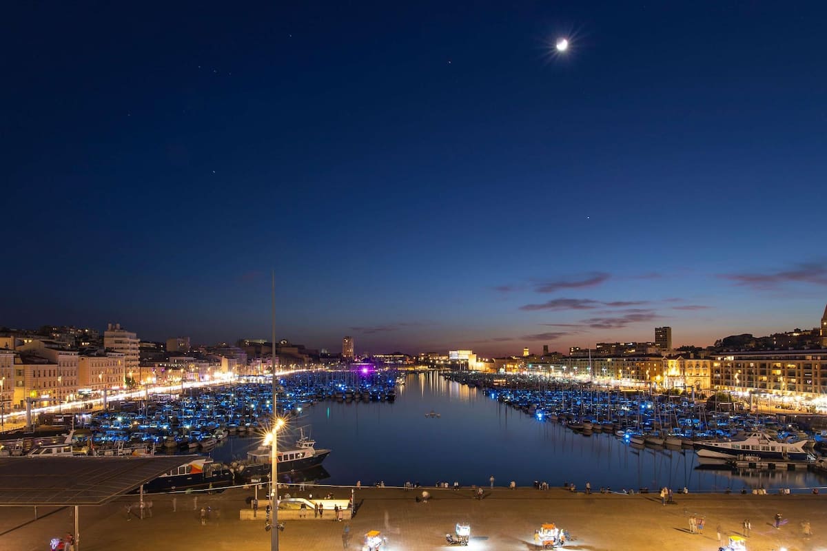 Sengetøy av topp kvalitet, senger med overmadrass og minibar (inkludert)