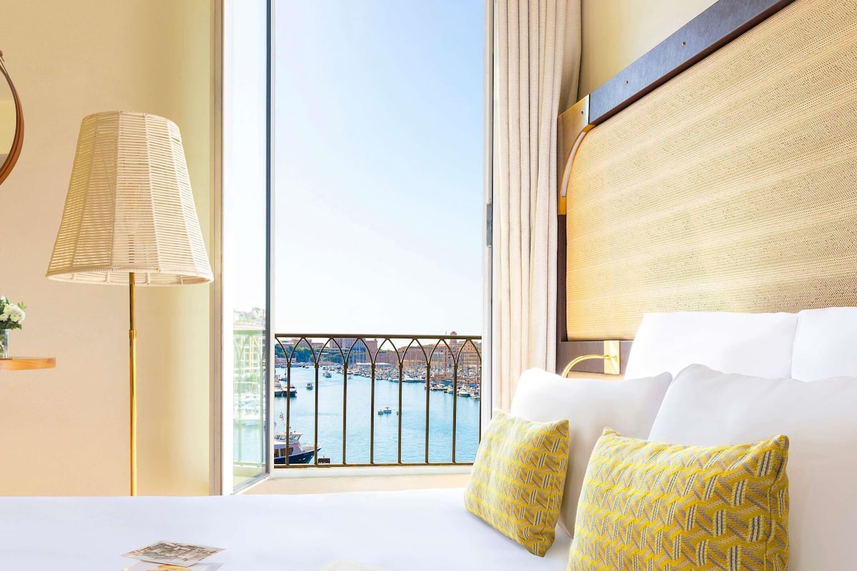 Deluxe-rum - 1 dubbelsÀng (Old Port view) | SÀngtillbehör av högsta kvalitet och bÀddmadrasser