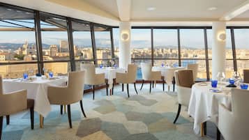 Serveert ontbijt, lunch, diner, Mediterrane gerechten