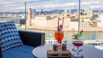 Luxe kamer, 1 kingsize bed, balkon (Old Port View, Spa and Gym Access) | Uitzicht vanaf balkon