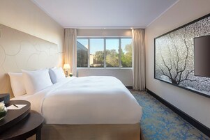 Ropa de cama de alta calidad, colchones con pillow-top y minibar 