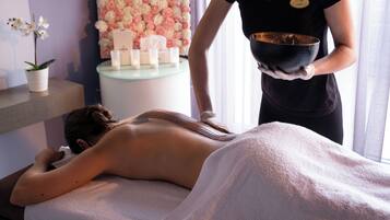 Salas de tratamiento para parejas, sauna y tina de hidromasaje