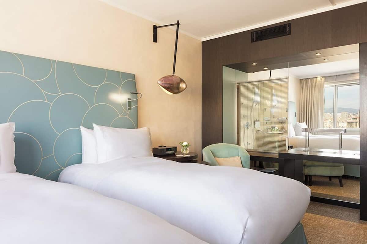 Ropa de cama de alta calidad, colchones con acolchado adicional, minibar