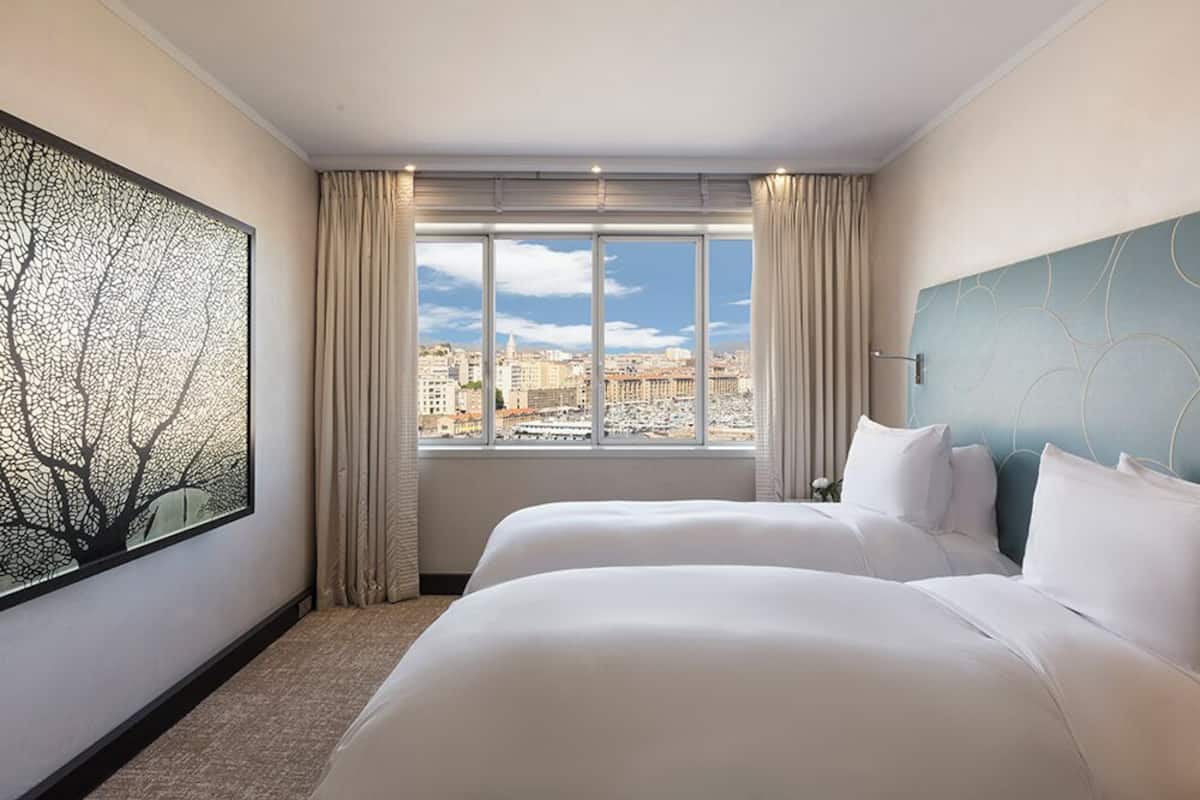 Ropa de cama de alta calidad, colchones con acolchado adicional, minibar