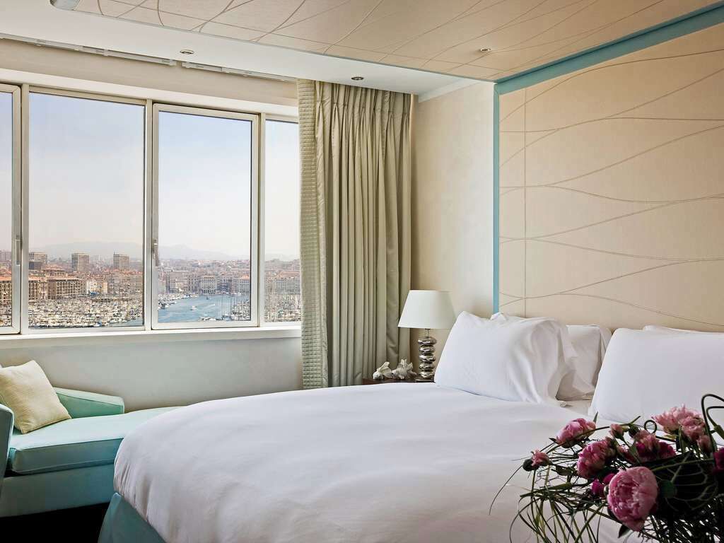 Ropa de cama de alta calidad, colchones con acolchado adicional, minibar