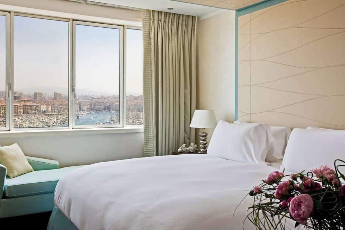 Ropa de cama de alta calidad, colchones con acolchado adicional, minibar