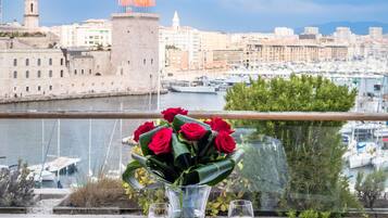 Luxe kamer, 1 kingsize bed (Old Port View, Spa and Gym Access) | Kameruitzicht