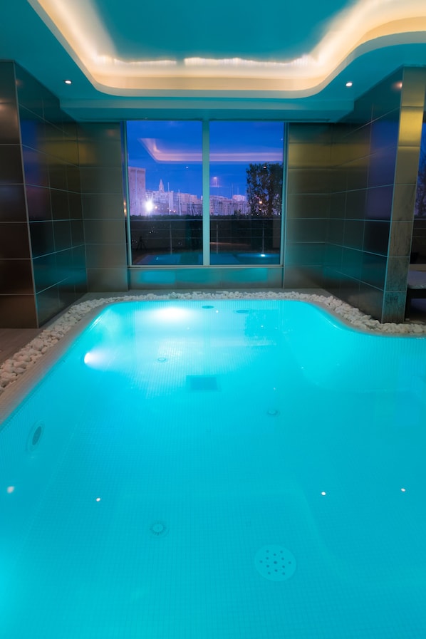 Couples treatment room(s), sauna, hot tub, steam room