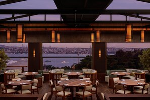 5 restaurants; lunch and dinner served