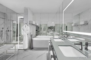 Club suite, 1 slaapkamer, roken | Badkamer | Een aparte badkuip en douche, een diep bad, een regendouche