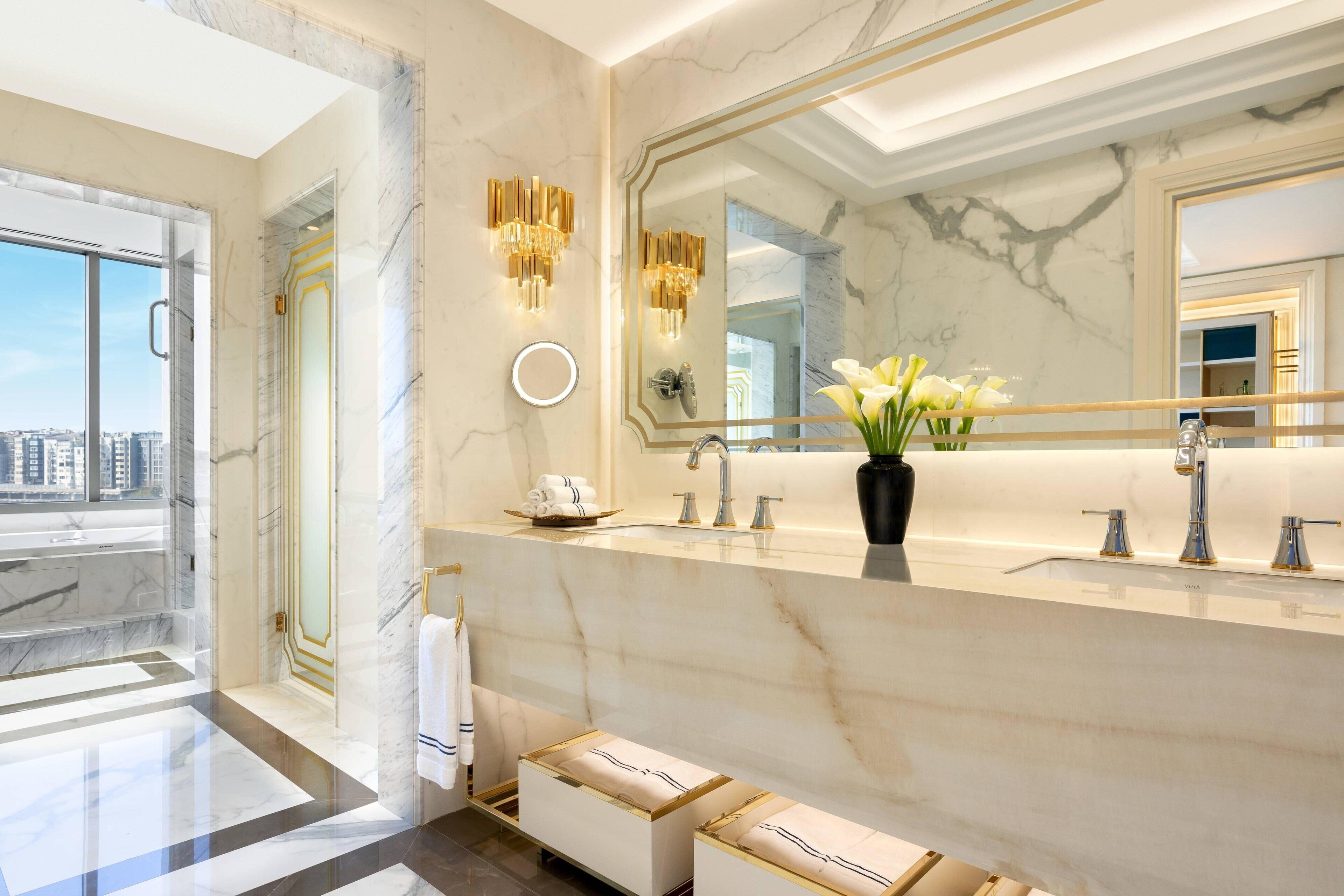 Club Suite, 1 King Bed with Sofa bed, Smoking | Bathroom | Separate bathtub and shower, deep-soaking bathtub, rainfall showerhead