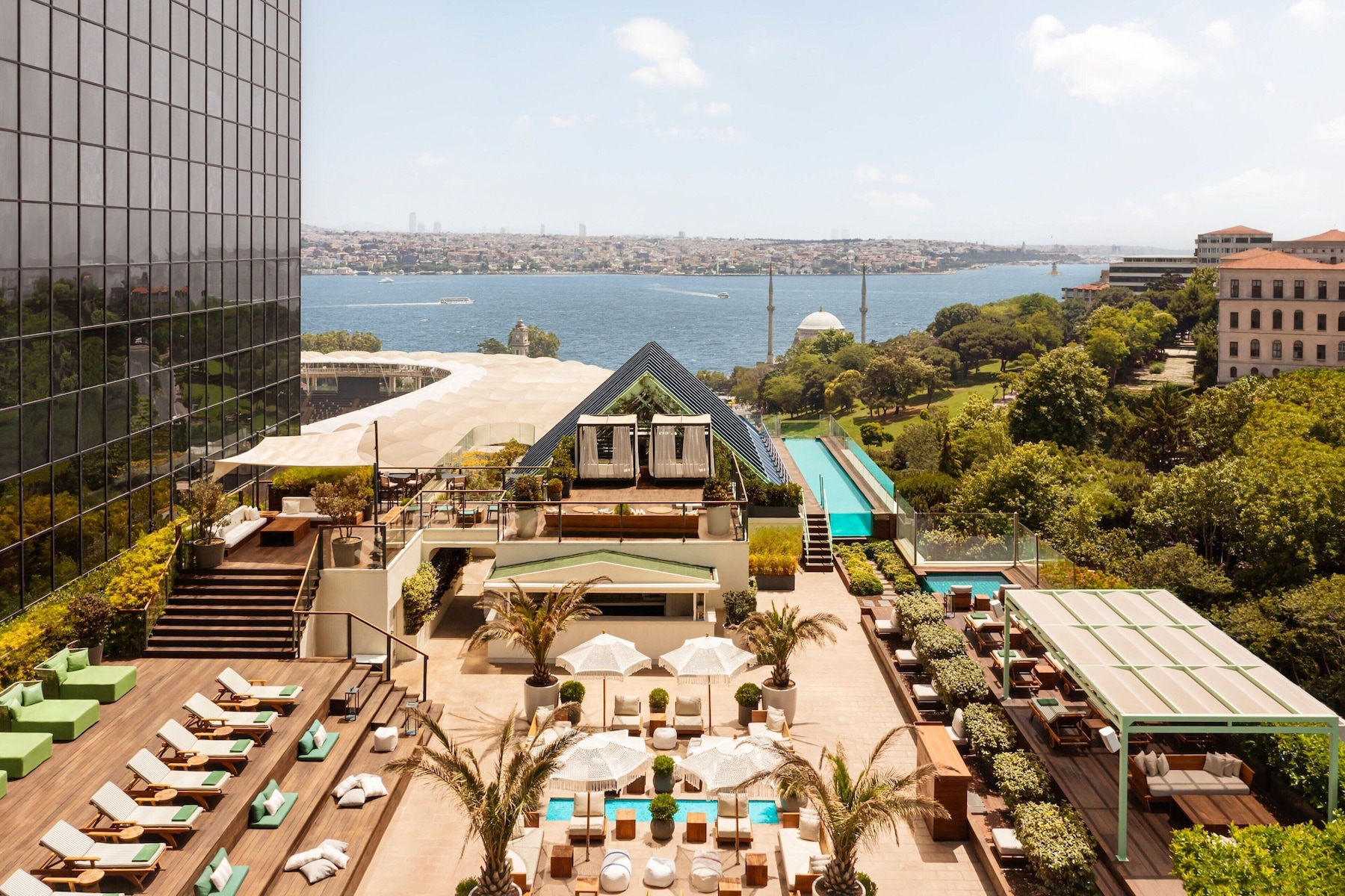 5 restaurants, lunch, dinner served; international cuisine