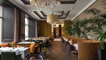 Petit déjeuner buffet (56 EUR par personne)