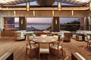 5 restaurants, lunch, dinner served; international cuisine 