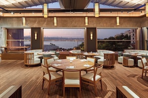 5 restaurants, lunch, dinner served; international cuisine