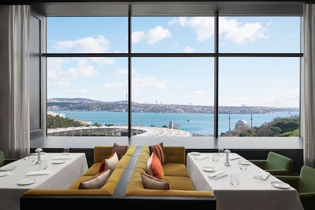5 restaurants, lunch, dinner served; international cuisine