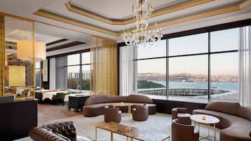 5 nhà hàng; phục vụ bữa trưa và bữa tối