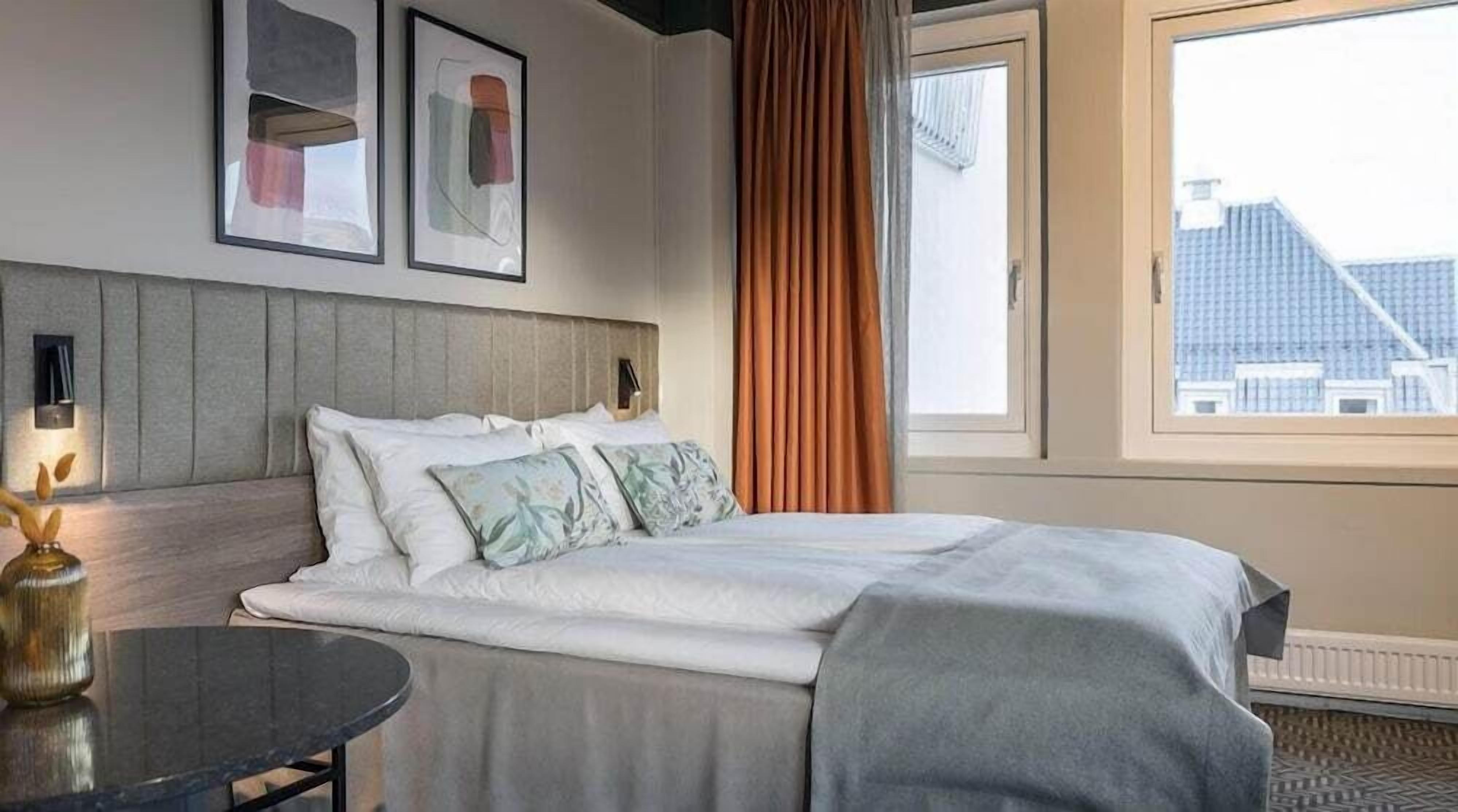 Minibar, laptop workspace, free WiFi, bed sheets