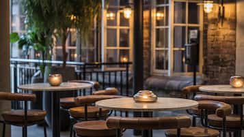 2 restaurants, lunch, dinner served; American cuisine