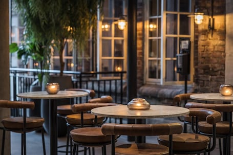2 restaurants, lunch, dinner served; American cuisine. Quality Hotel Prinsen