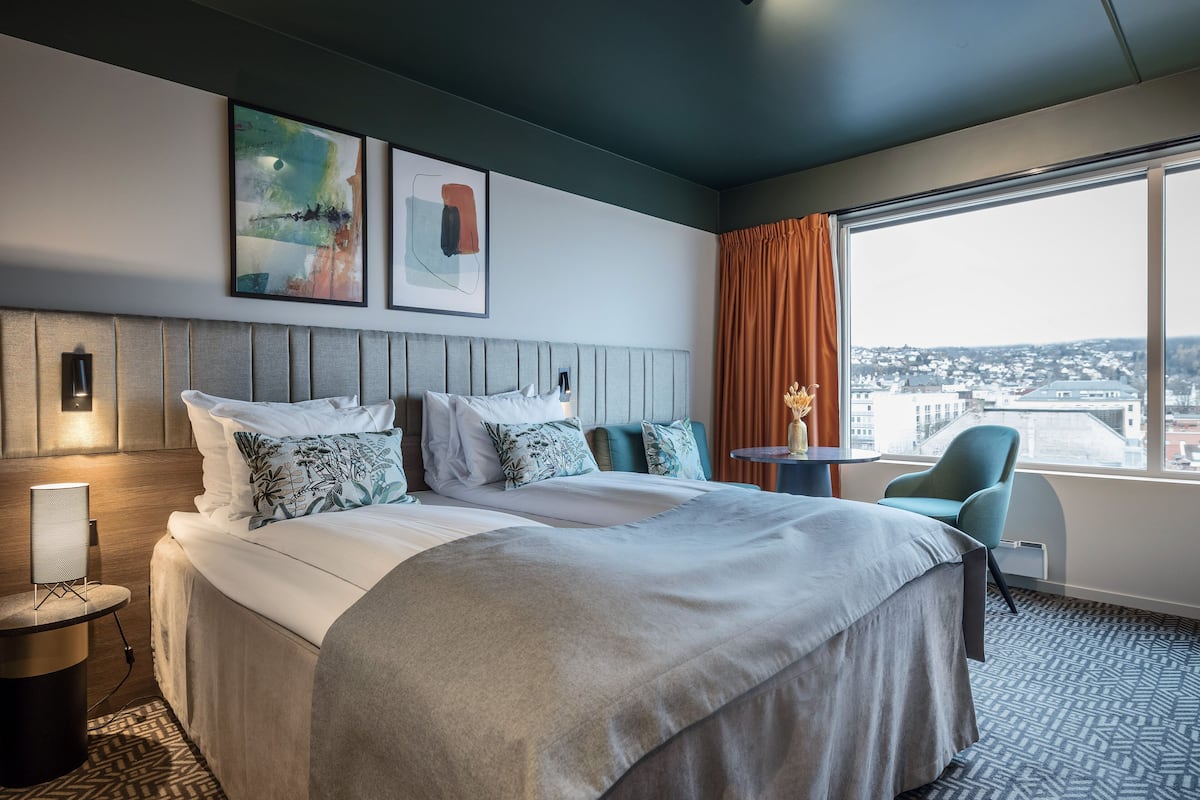 minibar, laptop workspace, free wifi, bed sheets